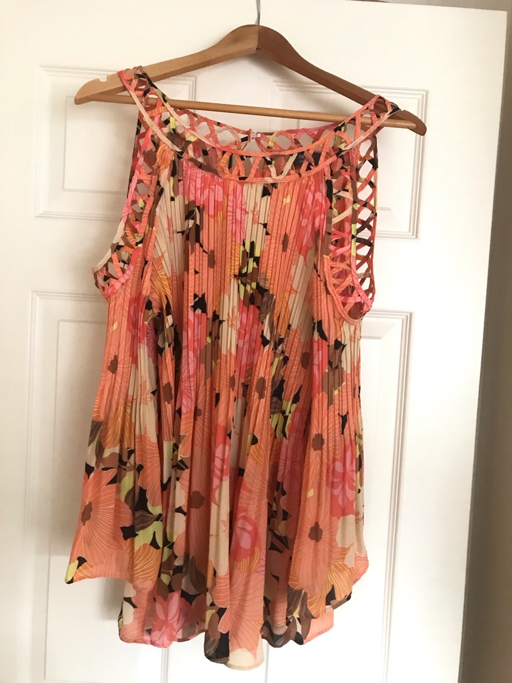 Very pretty free flowing sleeveless shoulder blouse